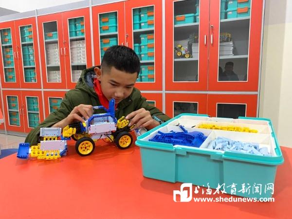 唐兢宏同学在制作机器人.jpg 唐兢宏同学在制作机器人.jpg