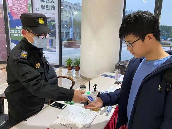 刘师傅为学生测温（上大供图）.jpg