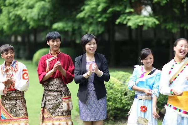 扶贫先扶智与青海果洛学生在一起.jpg