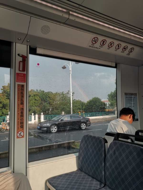 何娜娜回校时乘坐的松江有轨电车，车窗外出现彩虹。