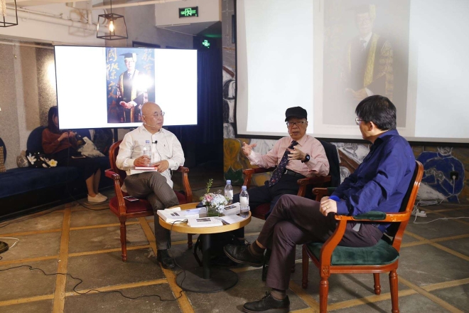 杨福家卸任诺丁汉大学校长时，校方为其绘制了屏幕中的画像。