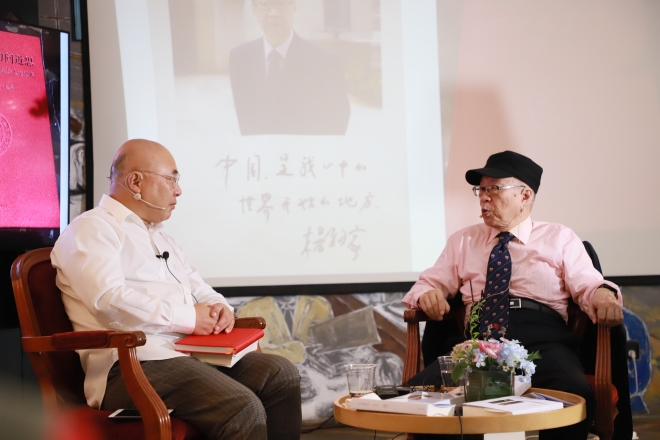 张力奋（左）与杨福家（右）对谈。