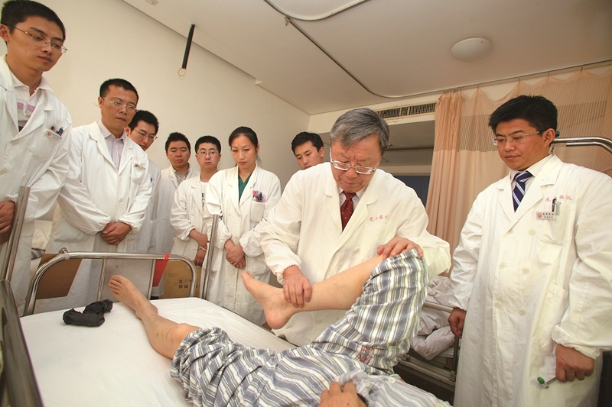 骨健康服务团队在医院病区开展教学查房.jpg