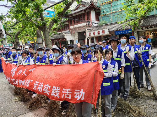 5-曹杨二中的学生跟着环卫工人扫大街_副本.jpg