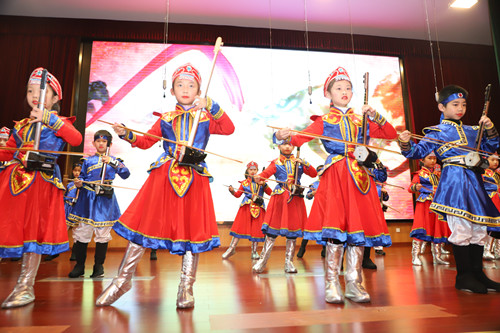 松江区学生在两纲现场会进行表演_副本.jpg