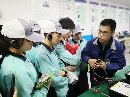 兴陇中学学生参观全国劳模张华工作室吧_副本.jpg