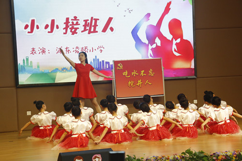 09舞蹈《小小接班人》浦东凌桥小学师生_副本.jpg