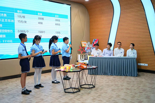 洵阳路小学学生在“创业投资会”上向“投资导师”陈述产品的设计思路_副本.jpg