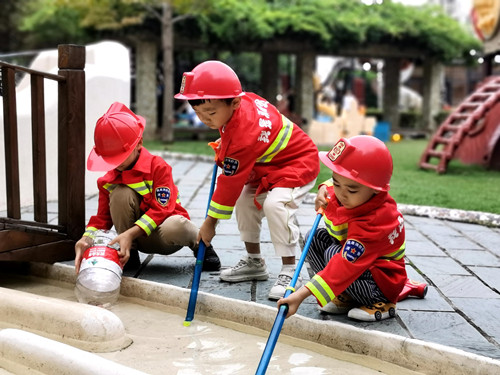 上海市静安区安庆幼儿园幼儿在角色扮演中体验劳动乐趣_副本.jpg