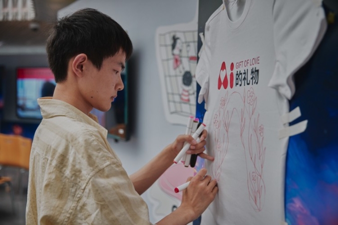【艺术家卷耳现场创作】.jpg