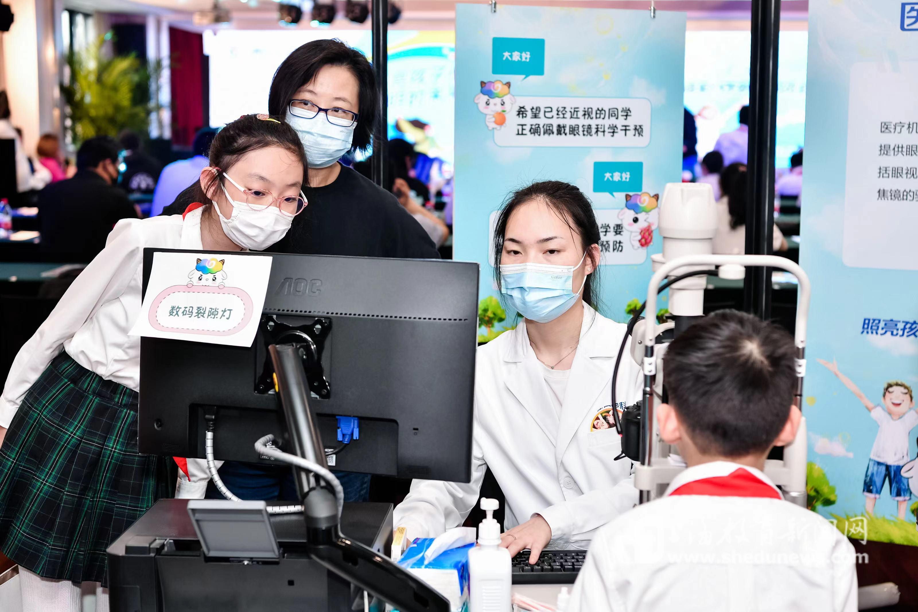 活动现场，学生正在接受数码裂隙灯检查.jpg