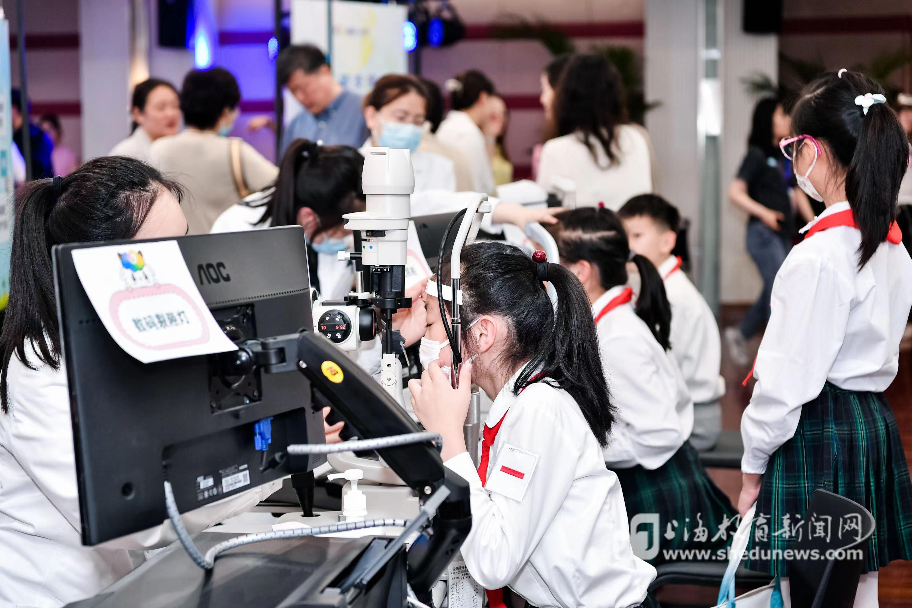 体验区，学生现场检查视力.jpg