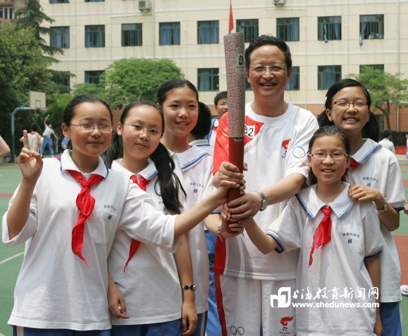 上海市静安区教育学院附属学校校长张人利在2008年5月5日作为火炬手在校园领跑，与师生共迎北京奥运.jpg