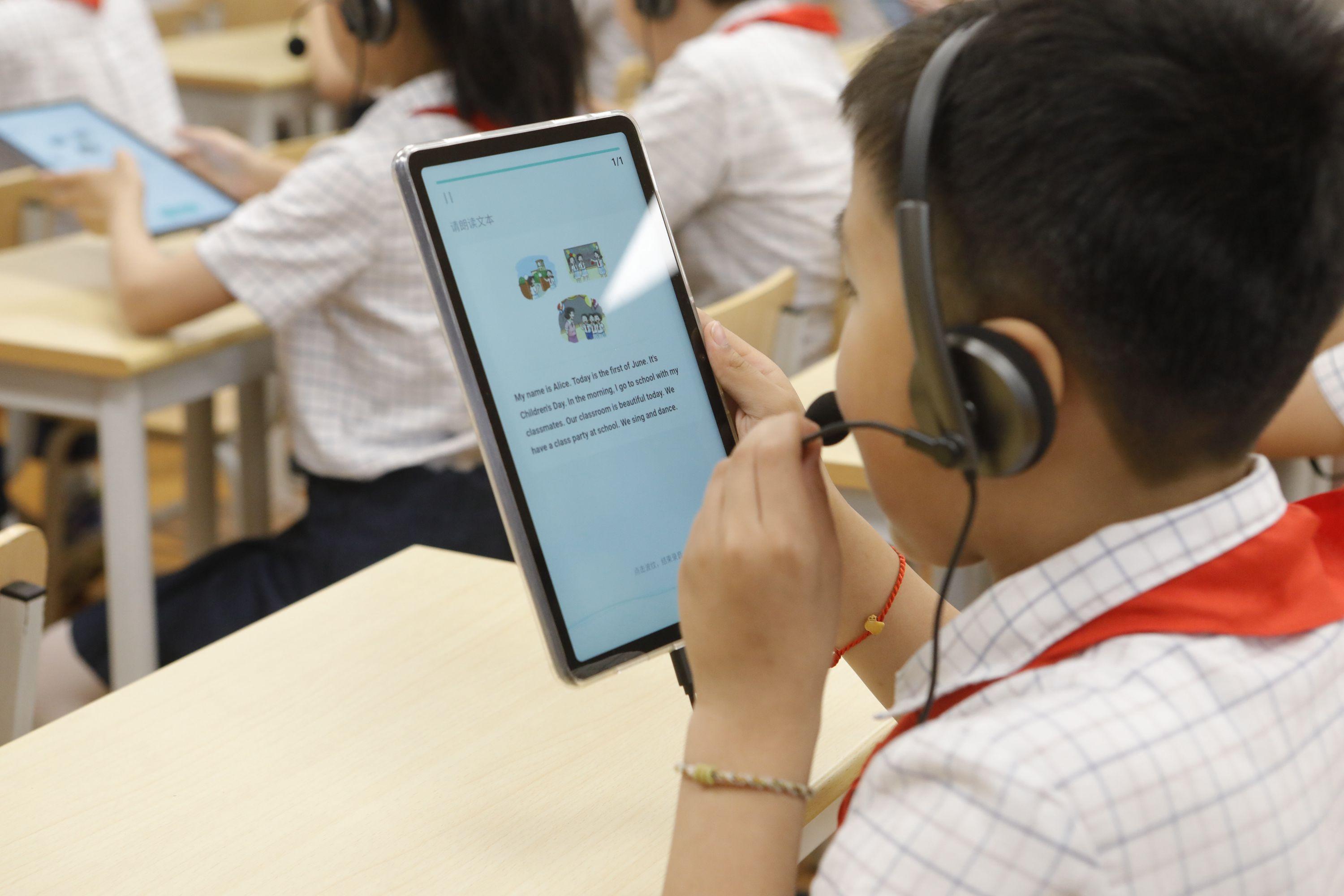 图片9-田园外国语实验小学学生进行智能语音测评.jpg