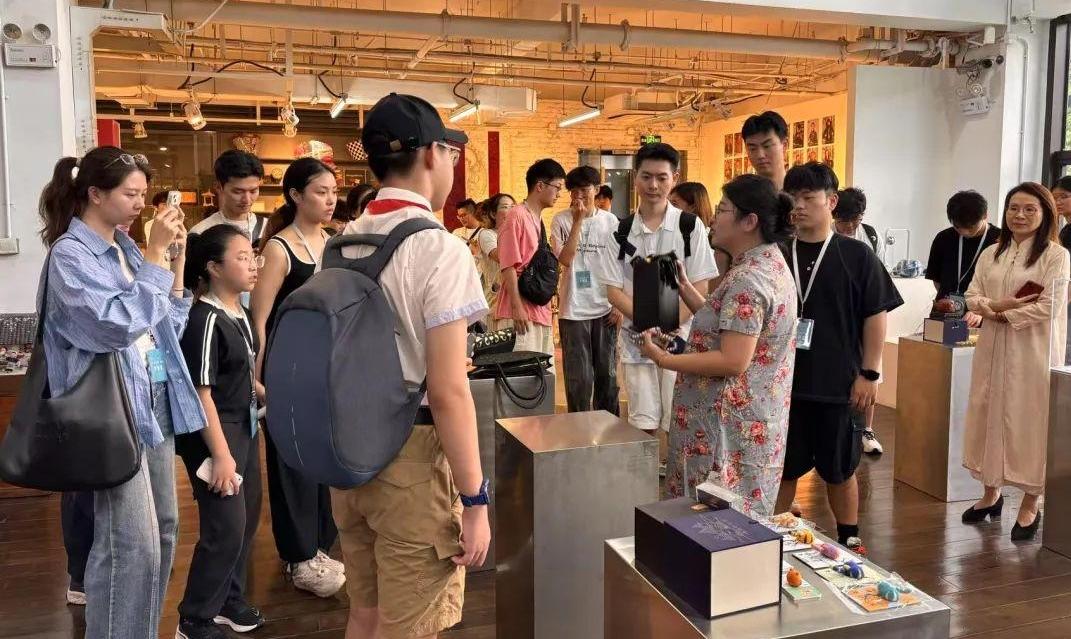 学生优秀作品走进世界人工智能大会现场！首届“当AI遇见非遗”学生主题活动研学营启幕
