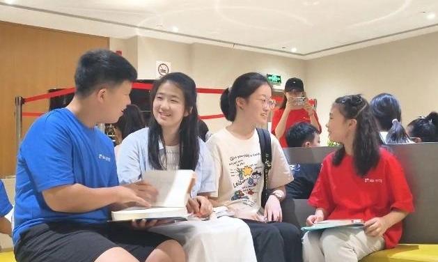 上海教育电视台绿叶艺术团走进嘉兴路街道社区文化活动中心