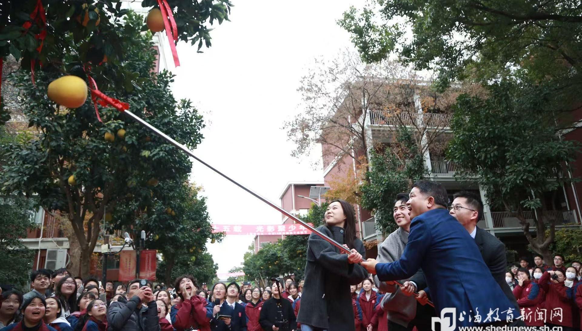 从一句青春嘟囔到十五年德育创新路：“柚子爸爸”携新书回归“最浪漫校园”