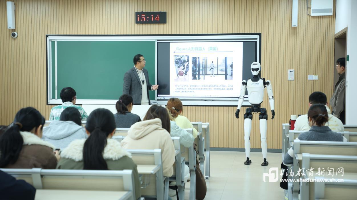 上海理工大学创新思政教学，人形机器人成“特别助教”