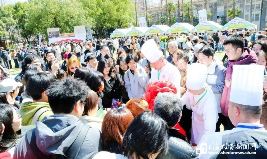 复旦校园传来草原歌声：校地携手共谱“智慧+制造”新篇章