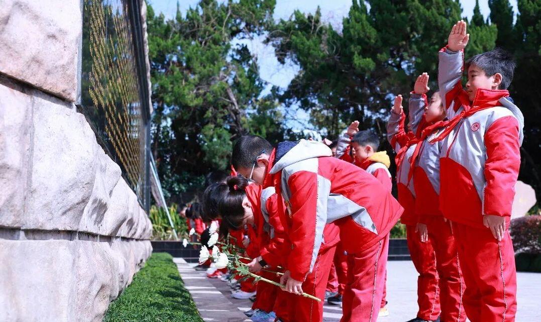 清明时节,沪上中小学幼儿园开展多样活动,致敬英烈,赓续文脉!