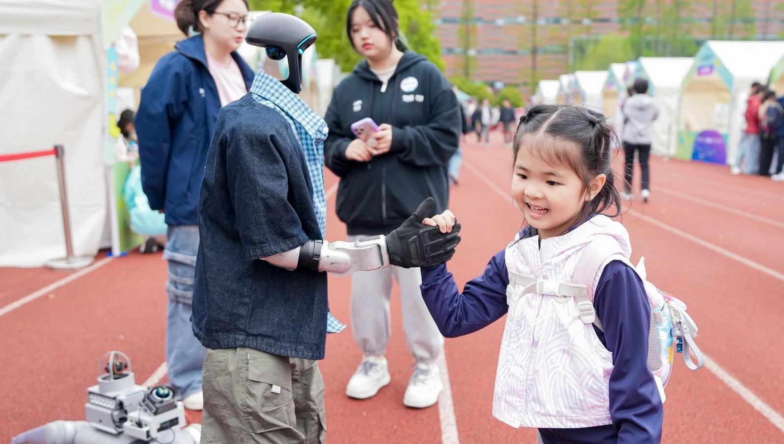 能问诊、会陪伴、可下棋:交大AI集市让“有温度的科技”触手可及