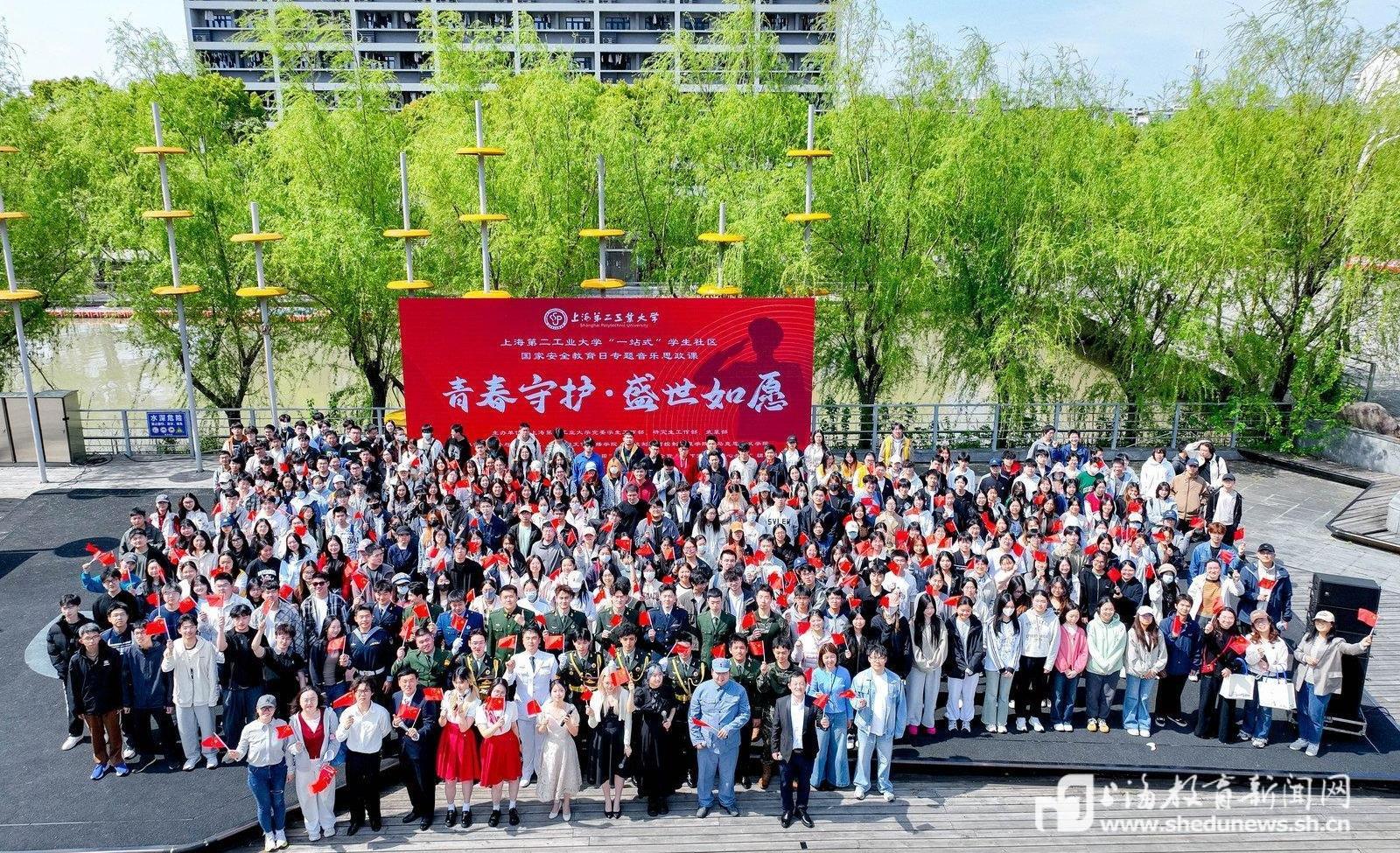 “一站式”学生社区里响起红色旋律 二工大创新开讲“音乐思政课”