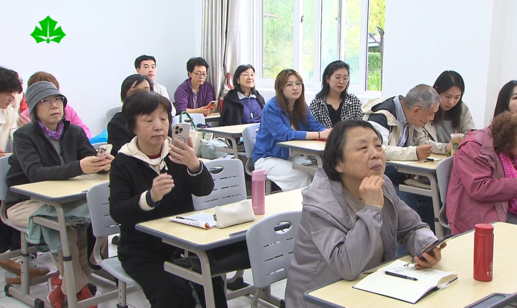 青春伴银龄 这群大学师生帮老人推开AI的“门”