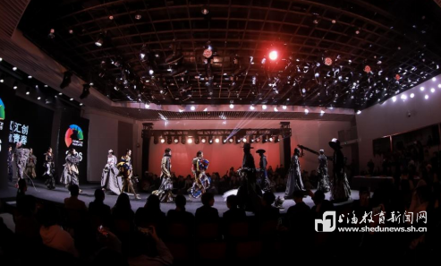 被校园里的时尚大秀刷屏！大学生文化创意作品展示活动在东华大学举行决赛