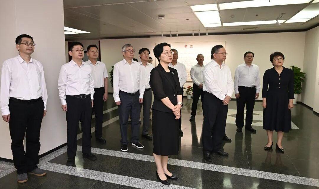 市教卫工作党委理论学习中心组成员参观市树立和践行正确政绩观警示教育专题展