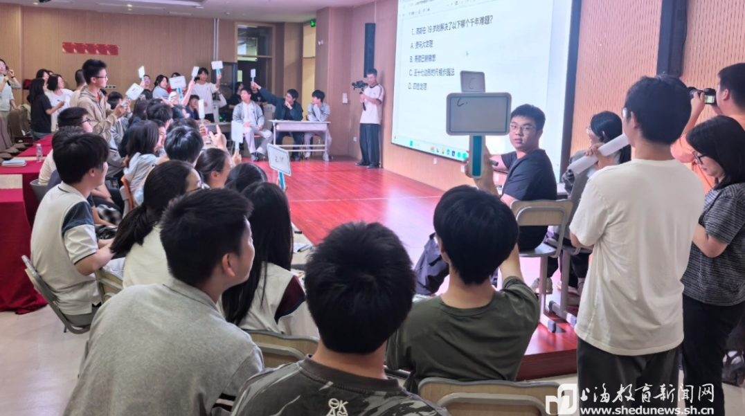 院士解密AI密码,魔方点燃思维战火:一场别开生面的数学嘉年华在这所高中上演