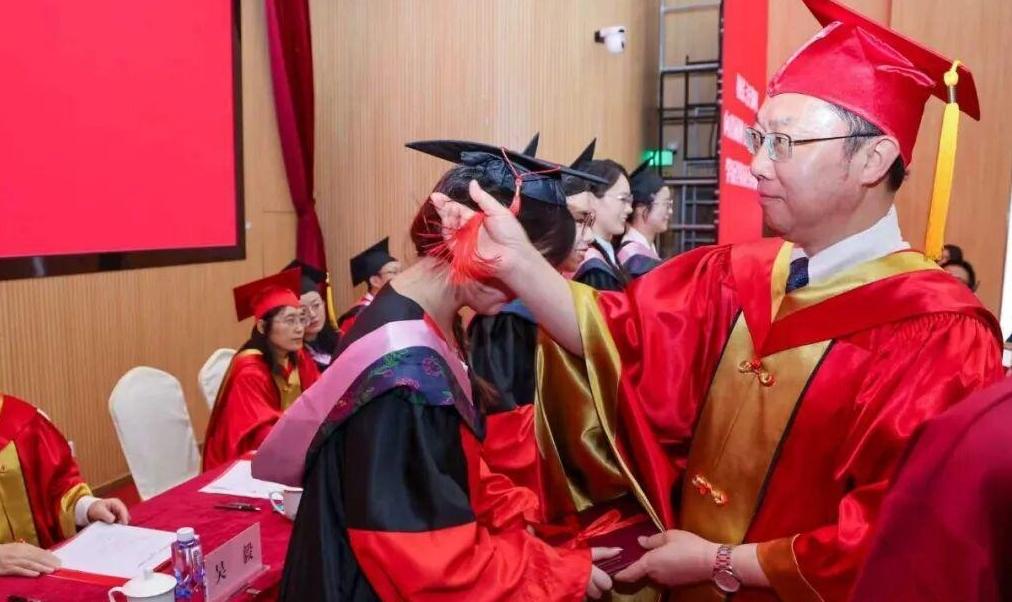 “锻造强大内核，当好人生主角”上海对外经贸大学举行2026届学生毕业典礼