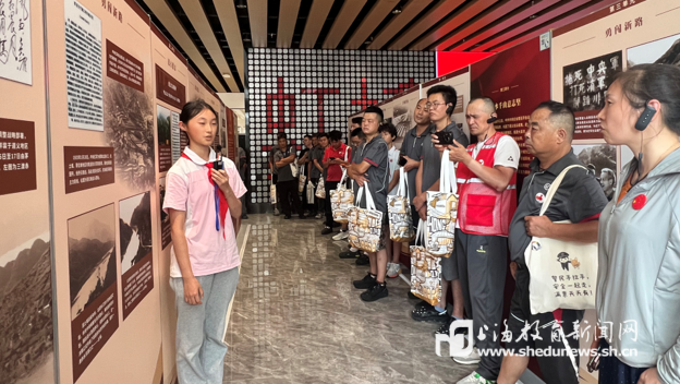 从“倾听者”化身“传播者”,这群“红领巾讲解员”在研学实践中讲述长征精神