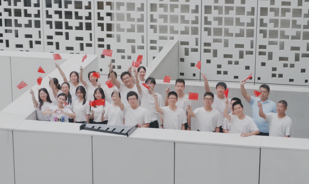 童心庆华诞!沪上中小学生这样致敬伟大祖国