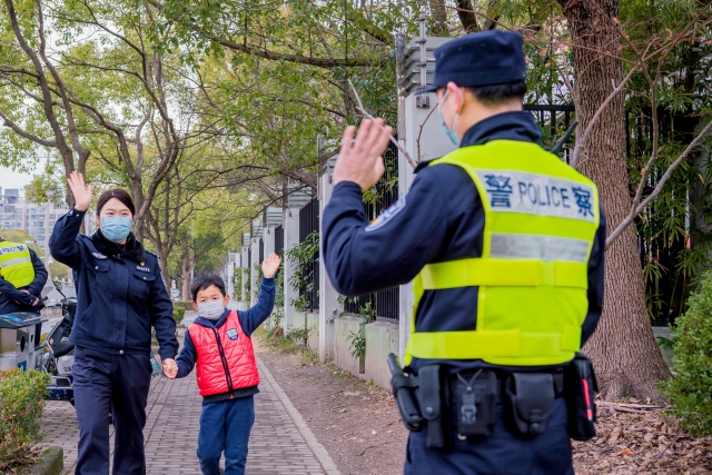 开学首日，警爸警妈们来到自己孩子所在学校，为他们护校并带来“开学第一课”。本文图片均由浦东公安提供