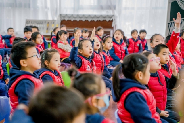 开学首日，警爸警妈们来到自己孩子所在学校，为他们护校并带来“开学第一课”。