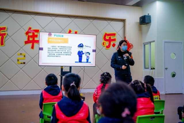 开学首日，警爸警妈们来到自己孩子所在学校，为他们护校并带来“开学第一课”。