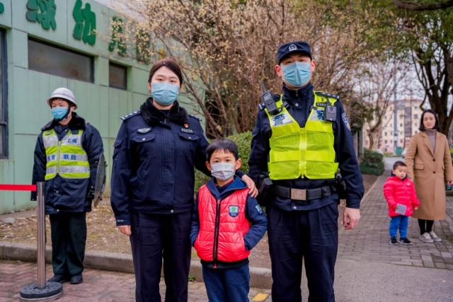 开学首日，警爸警妈们来到自己孩子所在学校，为他们护校并带来“开学第一课”。