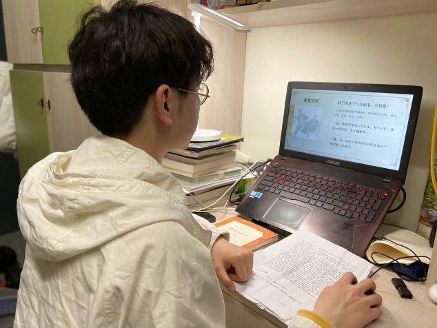 上师大人文学院大学生讲师认真备课中