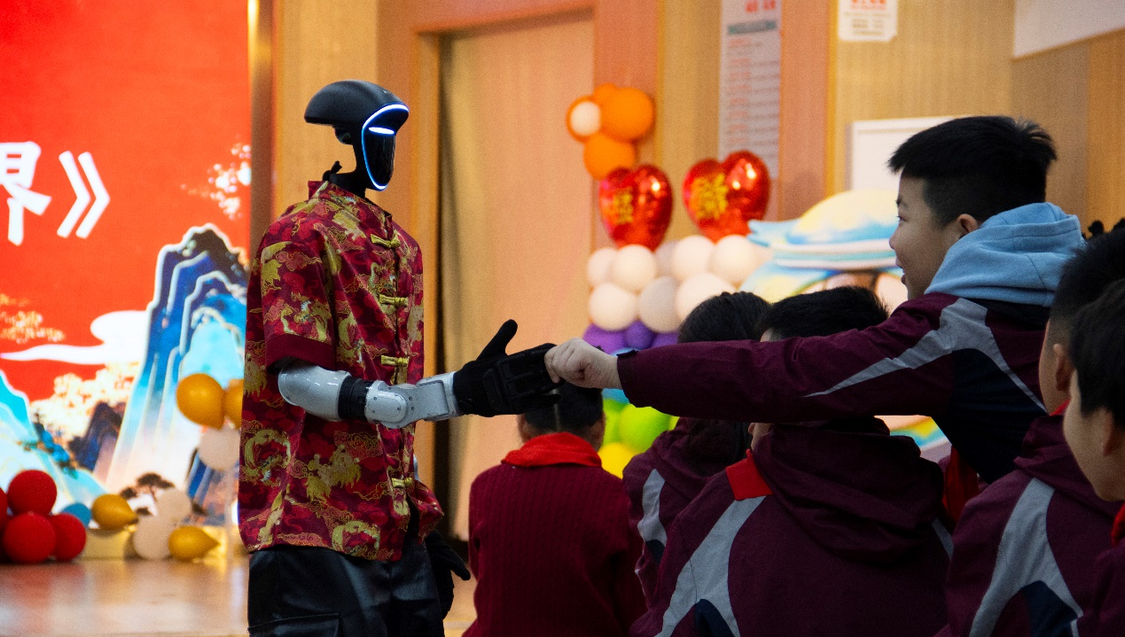 写福拓印、与机器人共舞，长宁学子在传统与科创中开启新学期